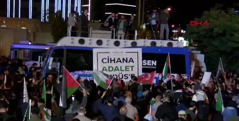 Sumud Filosu: ABD Elçiliği Önünde İsrail Protestosu! Şok Detaylar!