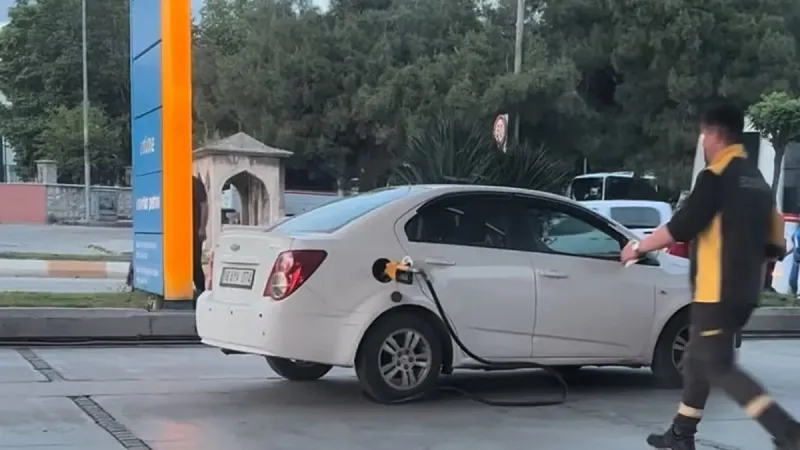 Benzinlikte Şok Anlar! Pompası Takılı Halde Gitti!