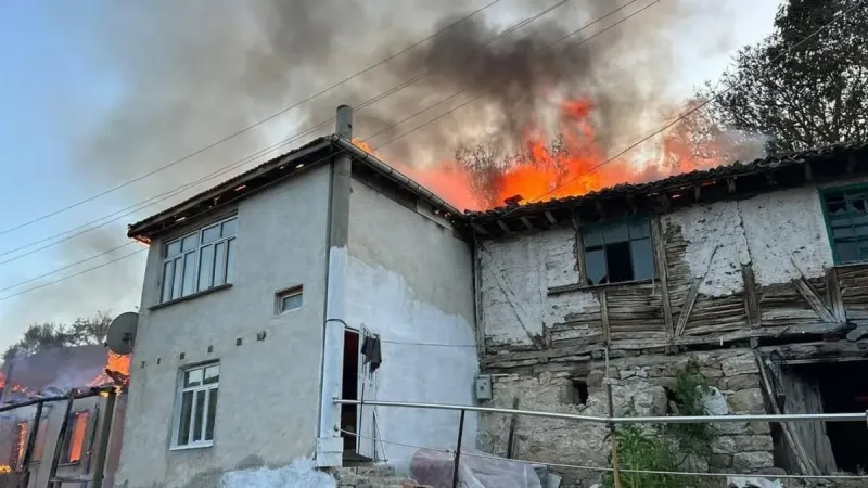 Amasya’da yangın: 4 ev kül oldu!