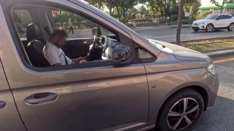 Ankara'da trafiğin ortasında uyuya kaldı: O anlar motosiklet sürücüsünün kamerasına yansıdı!