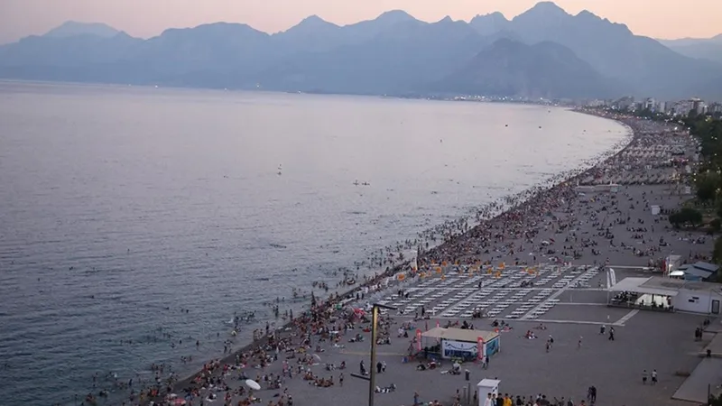 Antalya'da deniz suyu sıcaklıkları 27 dereceleri görecek