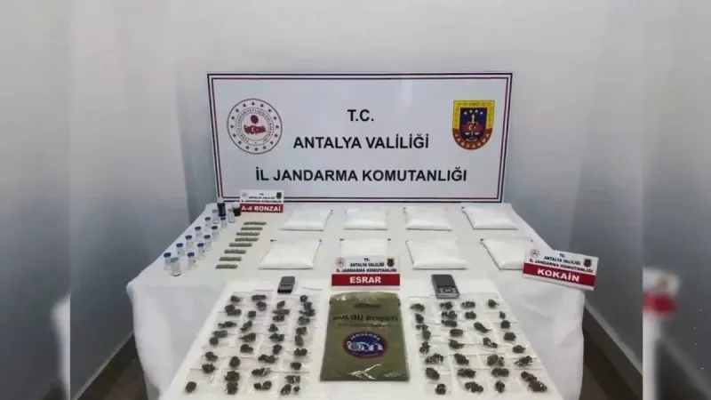 Antalya’da uyuşturucu tacirlerine büyük darbe! Jandarma torbacılara geçit vermedi: 107 sokak satıcısı yakalandı