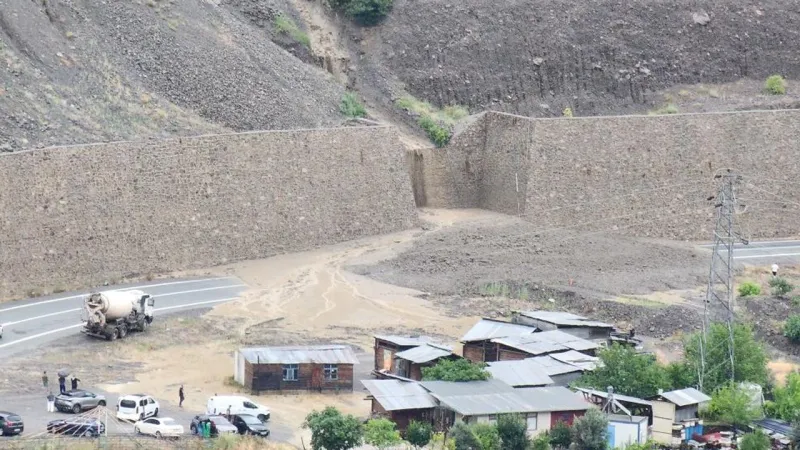 Artvin'de heyelan: Karayolu trafiğe kapandı
