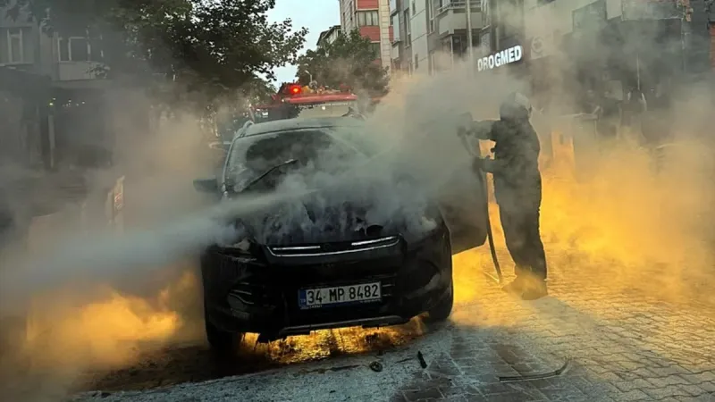 Avcılar'da seyir halindeki cipte çıkan yangın söndürüldü