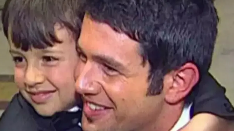 'Babam ve Oğlum'un yıldızıydı! Keremcem'le 20 yıl sonra aynı pozu verdi