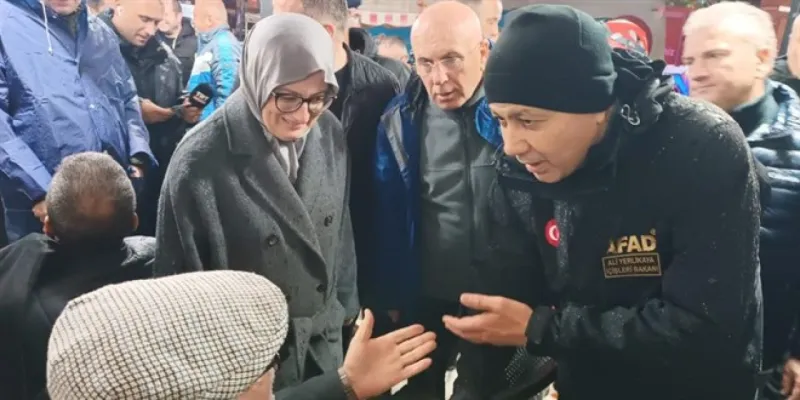 Bakan Yerlikaya, Balıkesir Sındırgı’daki Deprem Bölgesinde İncelemelerde Bulundu