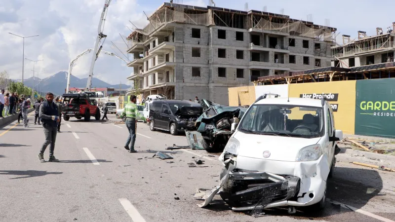 Beton mikseri yoldaki araçları adeta biçti: Hurdaya dönen otomobillerin sürücüleri yaralandı!