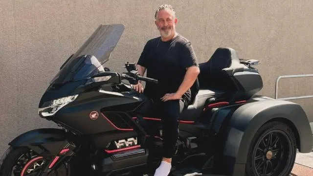 Cem Yılmaz, servet değerindeki motosikletiyle poz verdi; maddi değeri gündem oldu