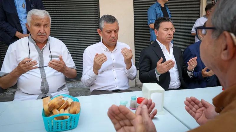 CHP Genel Başkanı Özel, Manisa’nın ünlü kuru fasulye aşçısı Akgül’ün hayır yemeğine katıldı