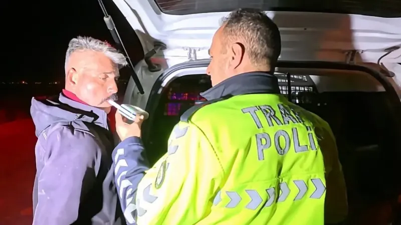 Devrilen kamyonetteki alkollü sürücü gazeteciyi tehdit etti: “Çektiğin adamları bir düşün taşın da öyle çek”