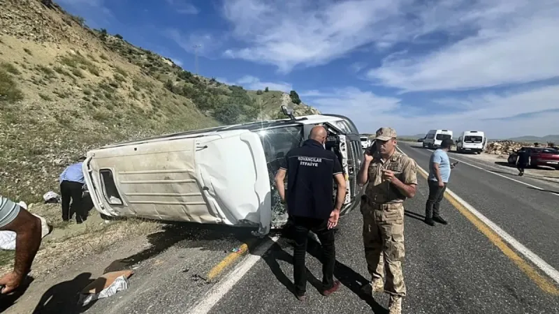 Elazığ'da yolcu minibüsü takla attı: 3'ü ağır 7 kişi yaralandı!