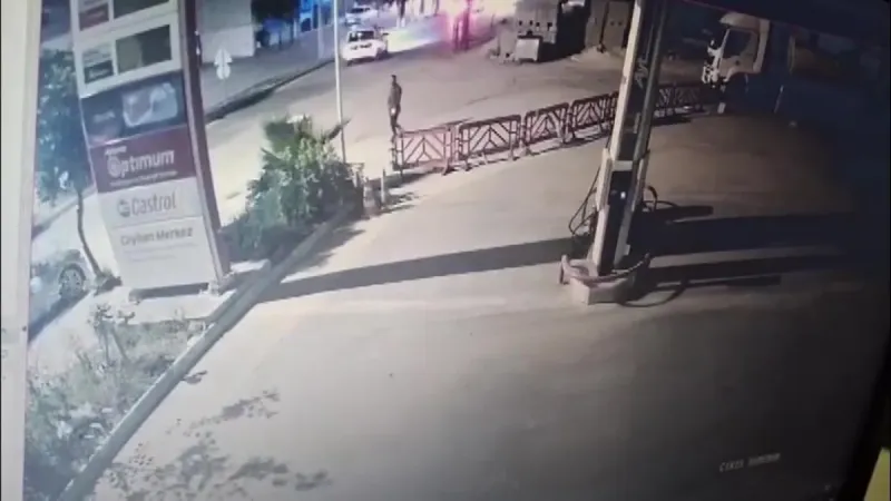 Eski eşini sokak ortasında tabancayla ayağından vurdu!