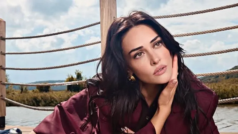 Esra Bilgiç kırmızı elbisesiyle göz kamaştırdı!