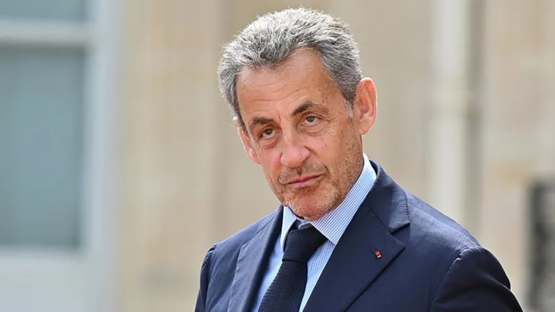 Fransa'nın eski Cumhurbaşkanı Sarkozy cezaevine girecek
