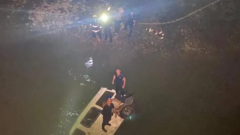 Giresun'da minibüs dereye devrildi: Sürücü hayatını kaybetti