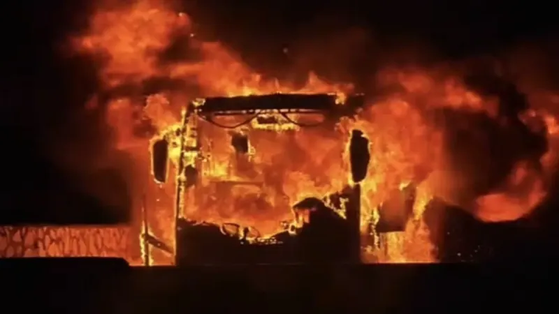 Hatay'da korkutan yangın: Yolcu otobüsü alevlere teslim oldu!