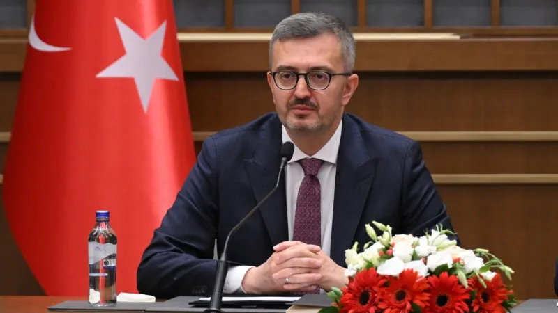 İletişim Başkanı Duran, milli sporcu Şahika Ercümen'i tebrik etti