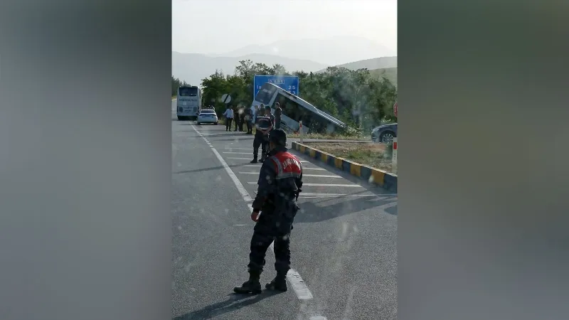 Isparta'da tur otobüsü şarampole düştü: 16 yaralı