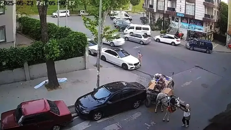 At Arabası Otomobile Çarptı! Esenyurt'ta Şaşırtan Kaza