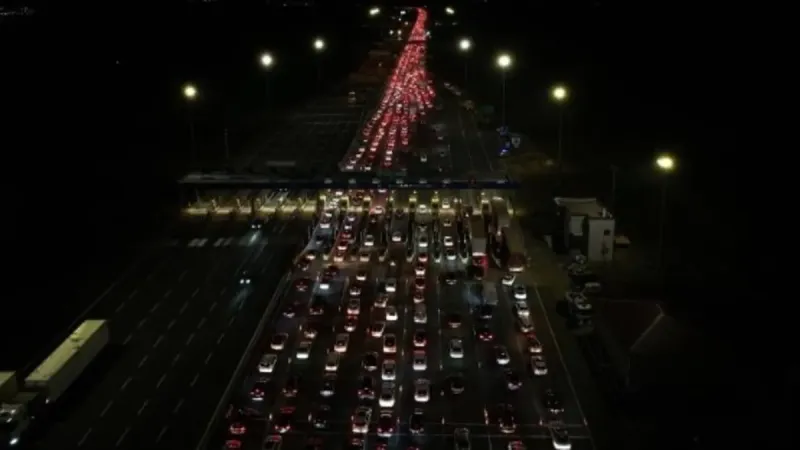 İstanbul'dan göç başladı! Bayram öncesi yollara akın ettiler: Uzun kuyruklar oluştu