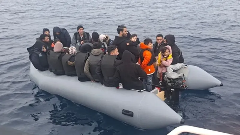 İzmir'de 128 düzensiz göçmen yakalandı