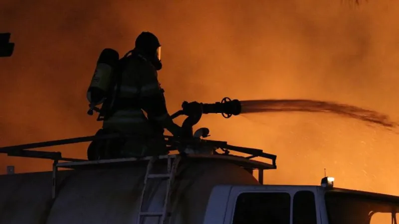 İzmir'de çöp depolama alanında çıkan yangına müdahale ediliyor