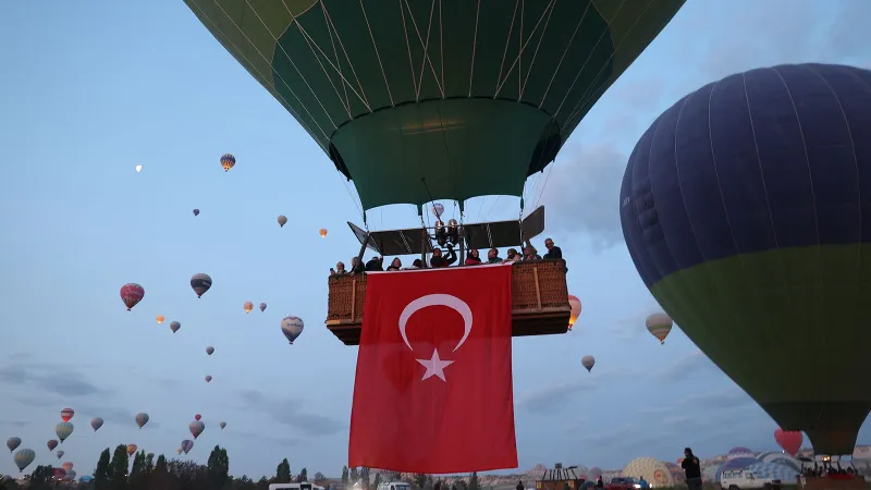 Kapadokya'da 19 Mayıs coşkusu: Gökyüzü Türk bayrakları ve Atatürk posterleriyle süslendi