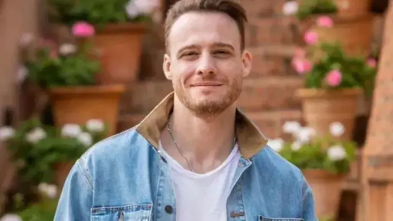 Kerem Bürsin aşk sahnesine geri döndü: Ünlü fenomenle yakalandı!