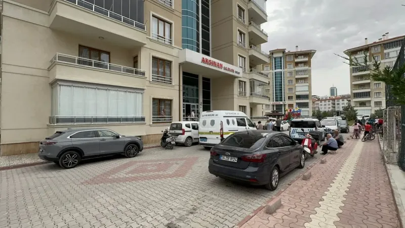 Koltuk takımı yüzünden eşini katletmiş!