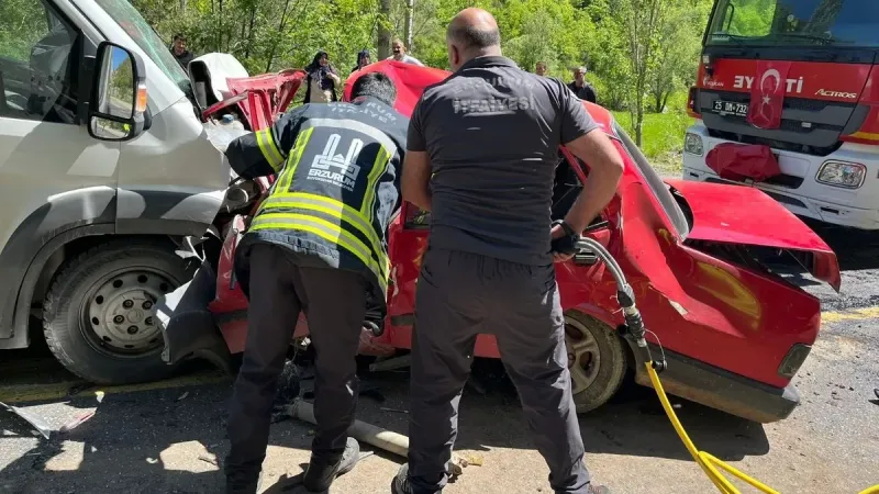 Minibüs ile otomobilin çarpıştı: 2 kişi öldü, bir kişi yaralandı