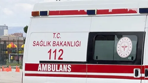 Motosiklet belediye otobüsünün altına girdi: Bir yaralı