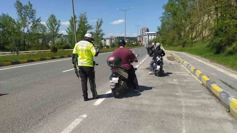 Motosiklet sürücüsünün tehlikeli hareketleri kamerada: Yürekleri ağza getirdi!