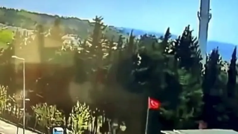İstanbul'da Deprem! Cami Minaresi Yıkıldı mı? İşte Son Durum!