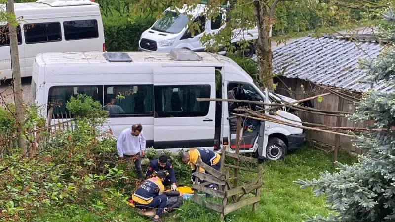 Düzce'de İşçi Servisi Faciası! Ağaca Çarptı, Ortalık Savaş Alanına Döndü
