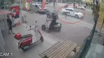 Omzunda borularla yürüyordu, arabaya takılıp takla attı