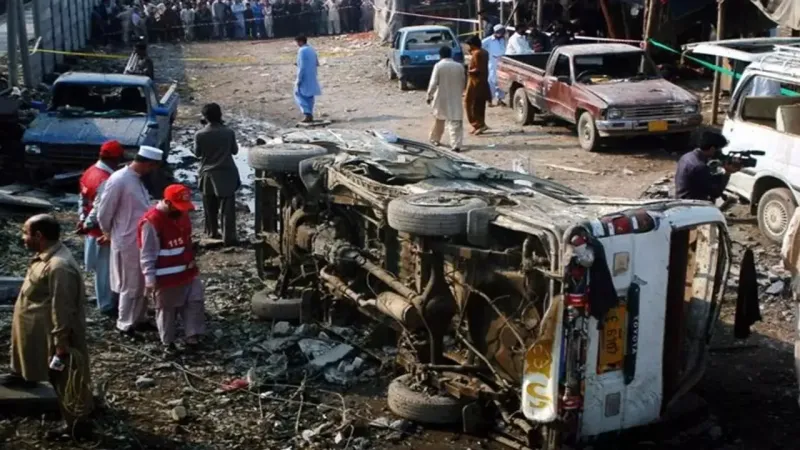 Pakistan'da okul otobüsüne bombalı saldırı: 5 ölü