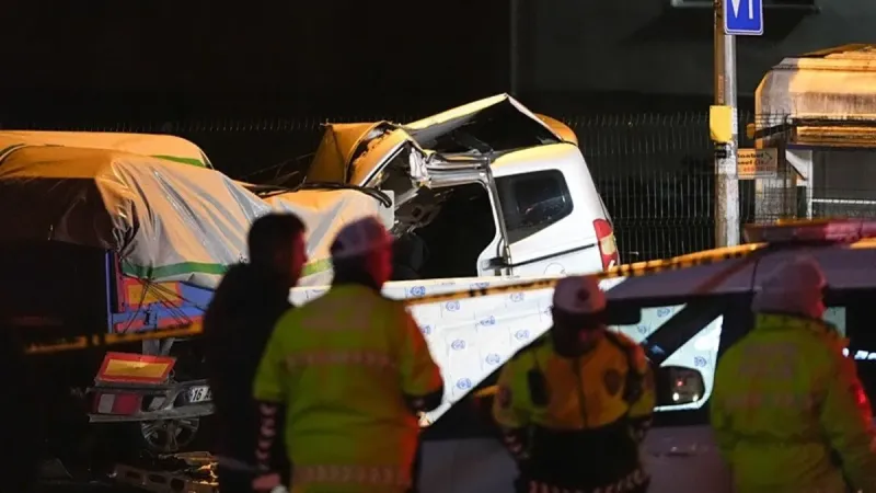 Polisten kaçan araç tıra çarptı: 1 ölü, 1 yaralı