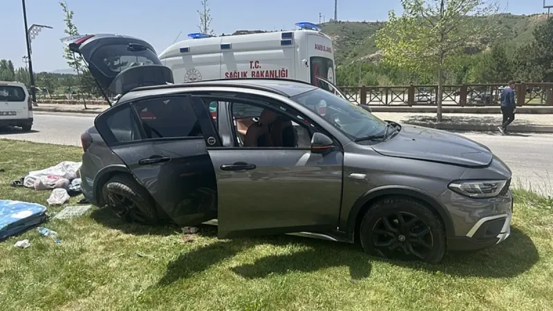 Sivas'ta Feci Kaza! Hafif Ticari Araç Otomobille Çarpıştı: 6 Yaralı!