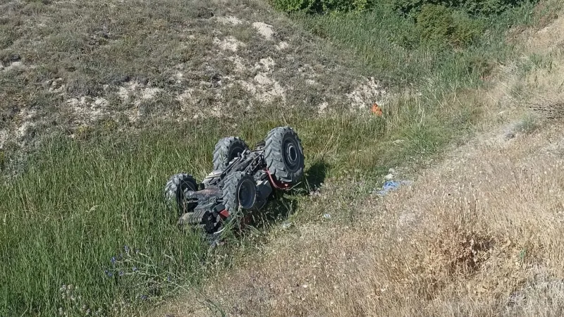 Traktör şarampole yuvarlandı: 1 ölü