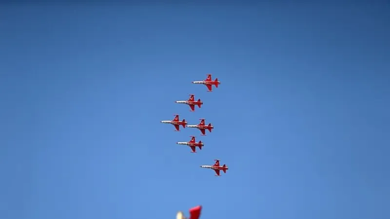 Türk Yıldızları ve SOLOTÜRK tarihe geçen gösteri uçuşu! Dünyada bir ilk: Gökyüzüne dev Türk bayrağı