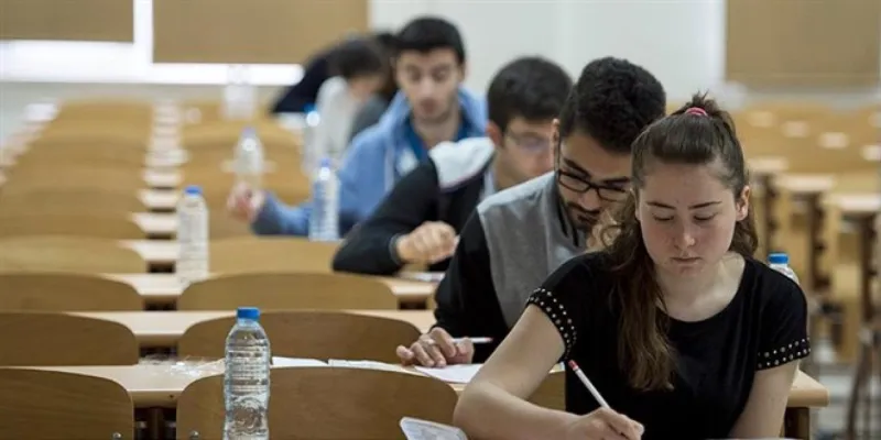 YKS 2025: TYT'de Rekor Katılım! 2,5 Milyon Aday Ter Dökecek